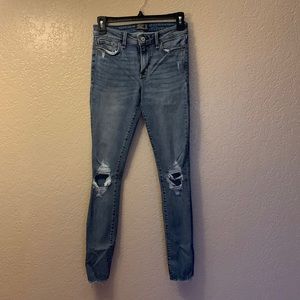 Abercrombie & Fitch. Size 25/0 L. Mid rise.